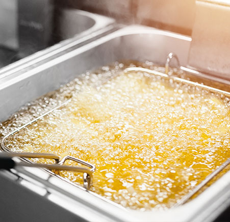 P. Henkel Stockbild Fritteuse mit Fett Teaser Rohstoffgewinnung